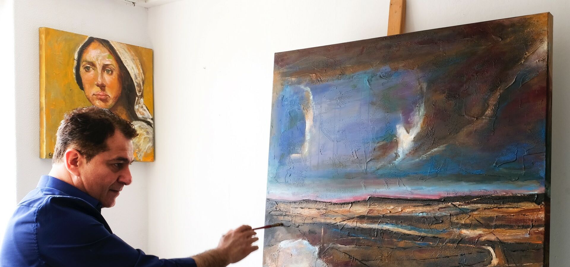 Chalak Osman kunstschilder aan het werk
