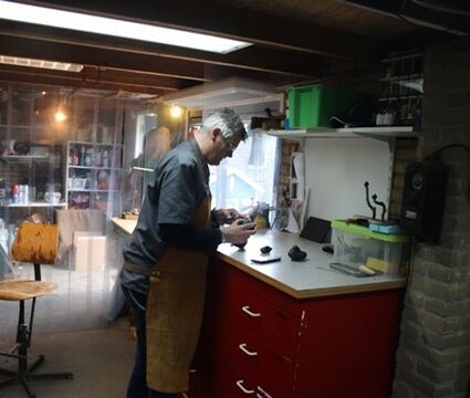  Cor den Toom aan het werk in zijn atelier 