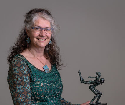  Relinde Kattenberg met bronzen beeld dansers 